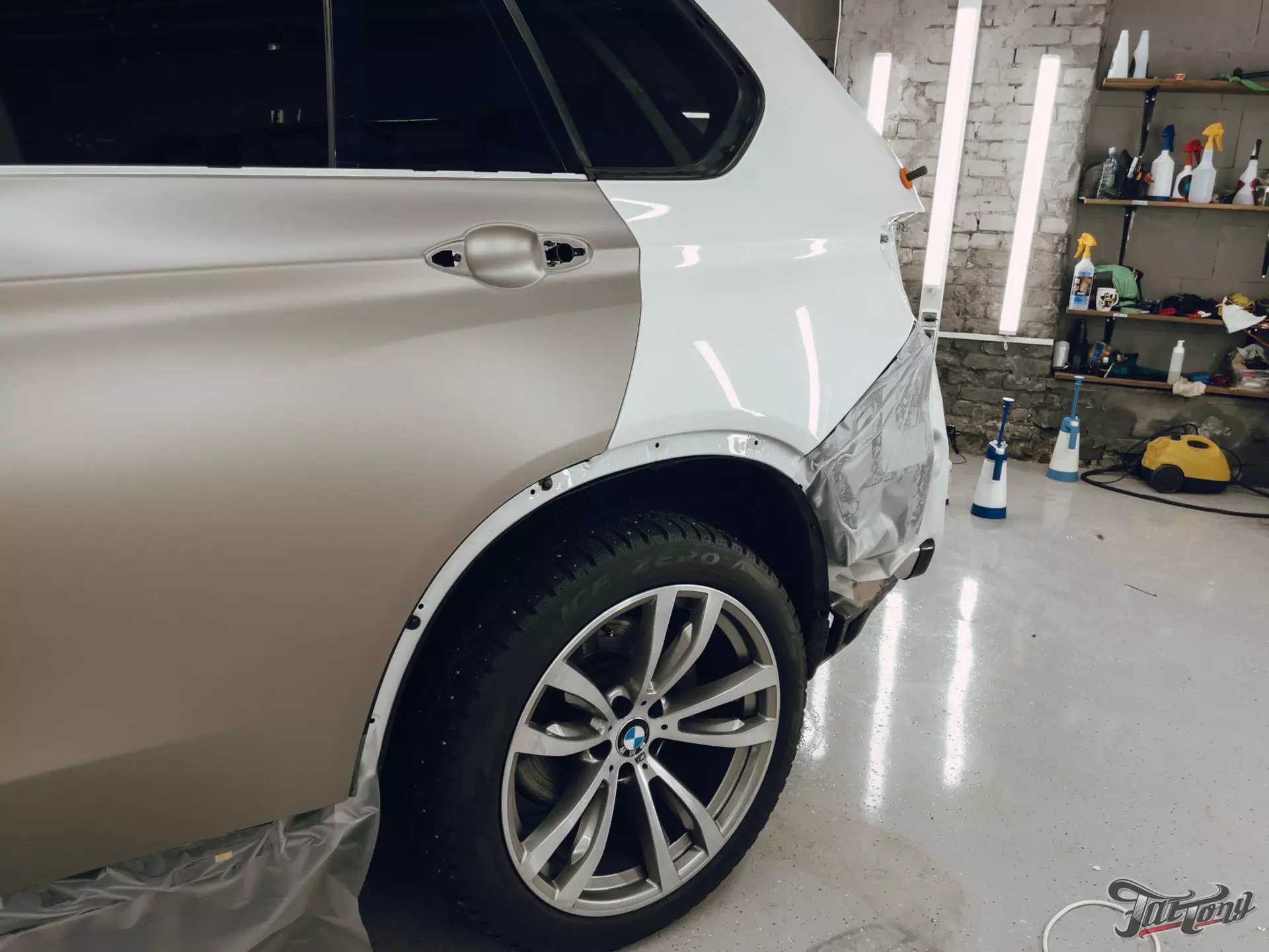 Оклейка BMW X5 в шикарный винил Matt Iced Silver Titanium от KPMF!